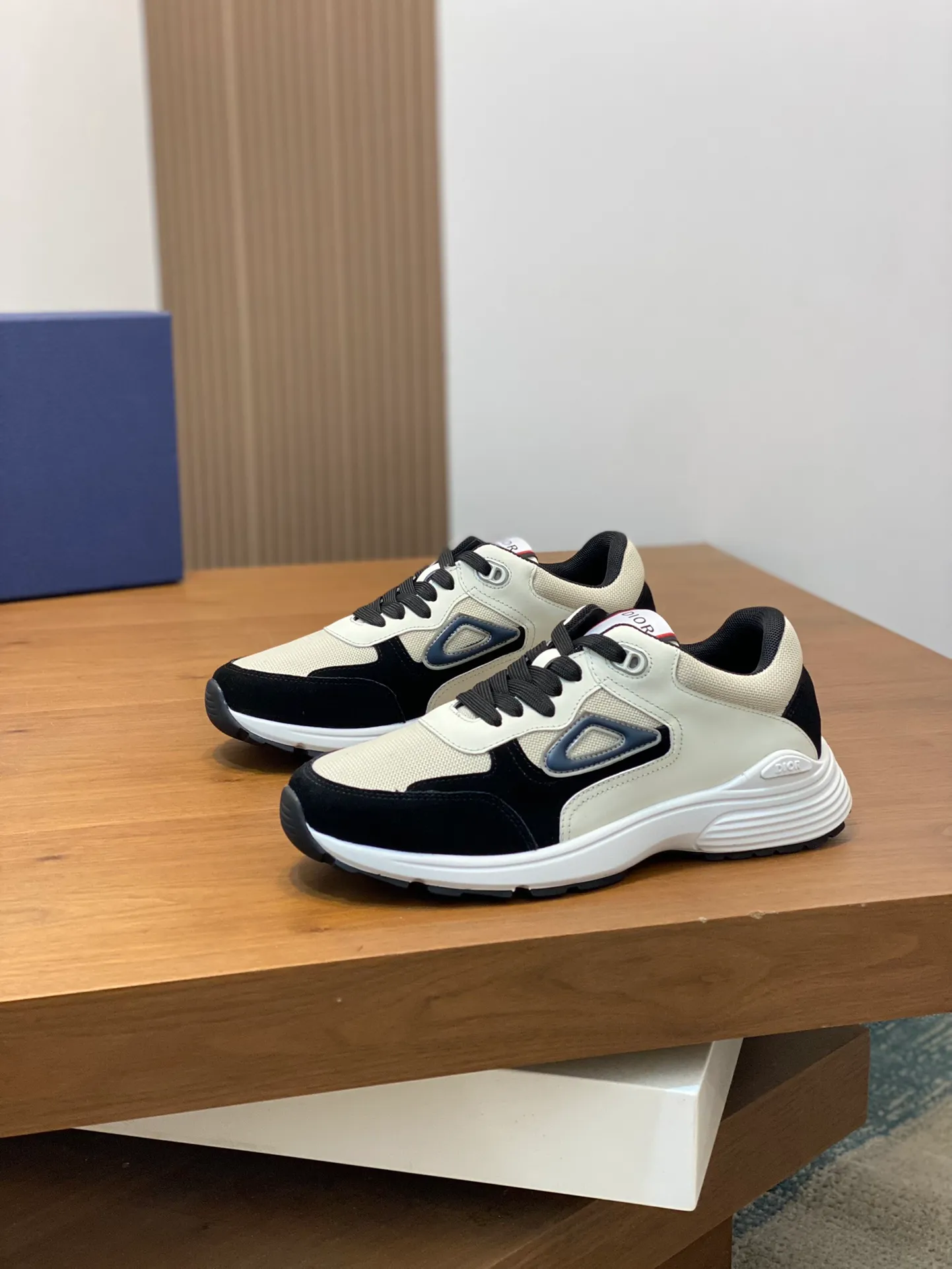 Men's Men's Shoes 💰440 [New Style] 🐦‍⬛🐦‍⬛ Dior Dior low-top series casual sports shoes sneakers original purchase development production production This sports shoe is a classic item. Crafted from Dior Gray cow leather with tonal CD Diamond canvas panels on the sides. The CD Icon-shaped shoelace eyelets are subtle and sophisticated, and the two-tone rubber sole, tongue and heel are all decorated with distinctive details for added sophistication. The padded high-top design makes the shape more refined and improves comfort and support. Fashionable and versatile, it can complement any look.  Exquisite packaging at the delivery counter 🛍📦 ▪️Fabric: Original customized calfskin ▪️Inner lining: Customized breathable lining ▪️Outsole: Original molded TPU combination outsole ▪️Sole thickness: 3CM ▪️Size: Men's size 39-45 (38 45 customized)